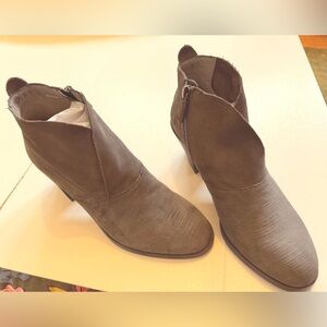 Eileen Fisher Vero Ciolo Sz 7 grayish brown booties.